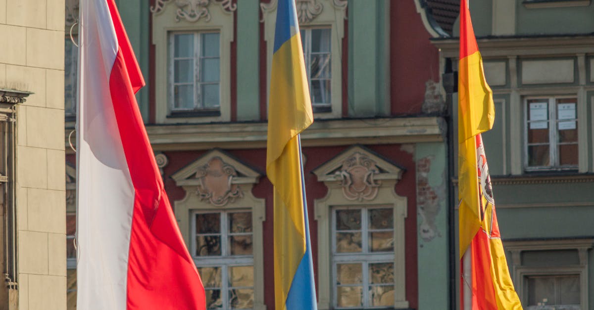 Flaga Polski obok flagi Unii Europejskiej — symbol polskiego członkostwa we Wspólnocie